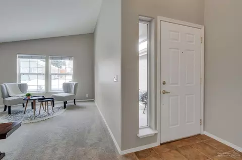 348 N Wheeler Loop, Sisters, OR 97759 photo 2