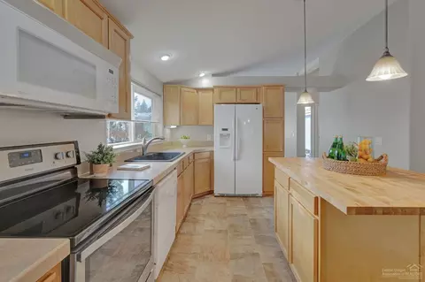 348 N Wheeler Loop, Sisters, OR 97759 photo 9