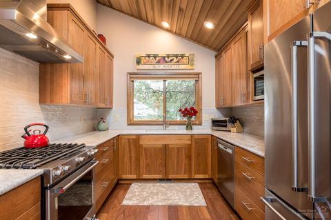 57676 Tan Oak Ln, Sunriver, OR 97707 photo 2