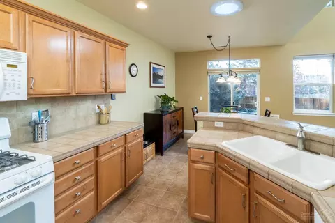 19569 Fishhawk Loop, Bend, OR 97702 photo 9