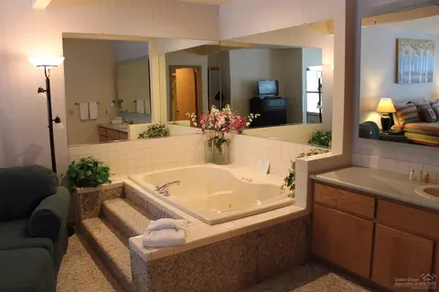57365 Beaver Ridge Loop, Sunriver, OR 97707 photo 13