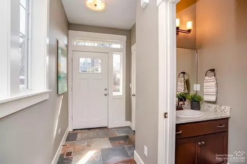 1076 SE Leonel Ln, Bend, OR 97702 photo 2