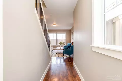 1076 SE Leonel Ln, Bend, OR 97702 photo 3