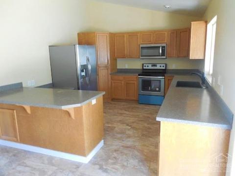 55374 Gross Dr, Bend, OR 97707 photo 4