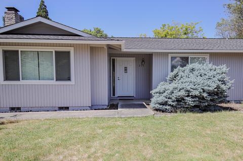 235 Shadow Lawn Dr, Eagle Point, OR 97524 photo 2