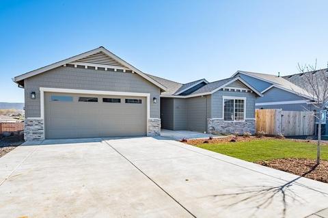 993 Stonewater Dr, Eagle Point, OR 97524 photo 2
