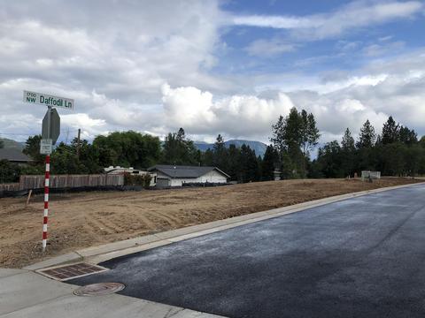 1774 Daffodil Ln, Grants Pass, OR 97526 photo 3