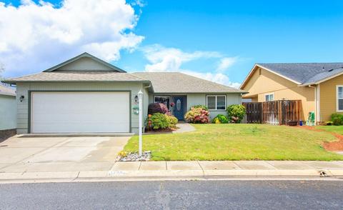 1238 Hawk Dr, Central Point, OR 97502 photo 1