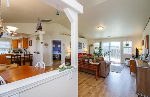 1238 Hawk Dr, Central Point, OR 97502 photo 4