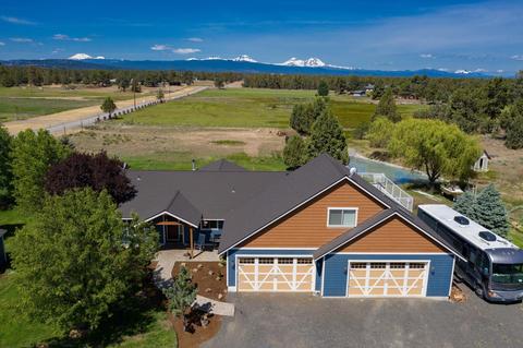 63660 Gentry Loop, Bend, OR 97701 photo 2