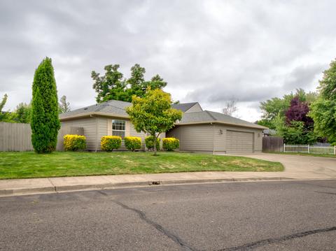 622 E Archwood Dr, Eagle Point, OR 97524 photo 3