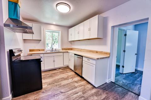 208 S B St, Phoenix, OR 97535 photo 1
