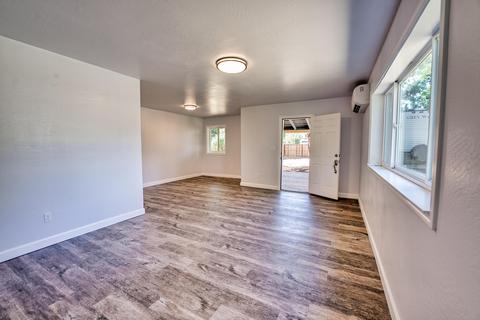 208 S B St, Phoenix, OR 97535 photo 2