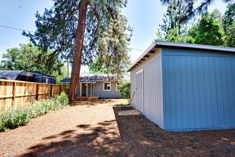 208 S B St, Phoenix, OR 97535 photo 6