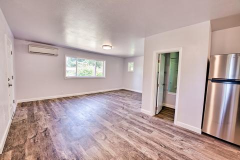 208 S B St, Phoenix, OR 97535 photo 3