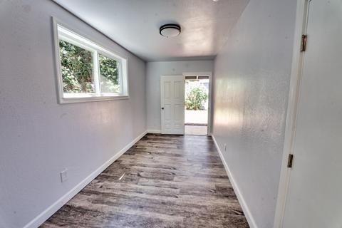 208 S B St, Phoenix, OR 97535 photo 9