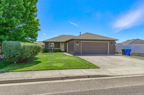 489 Crystal Dr, Eagle Point, OR 97524 photo 1
