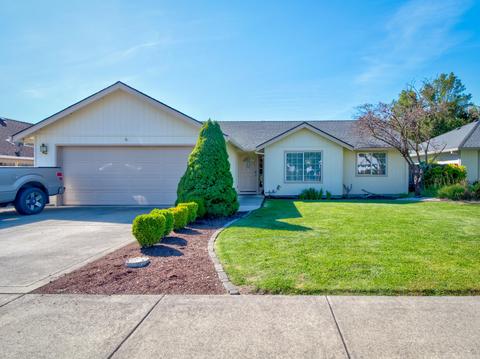 25 Osprey Dr, Eagle Point, OR 97524 photo 1