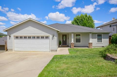 1106 Highlands Dr, Eagle Point, OR 97524 photo 2