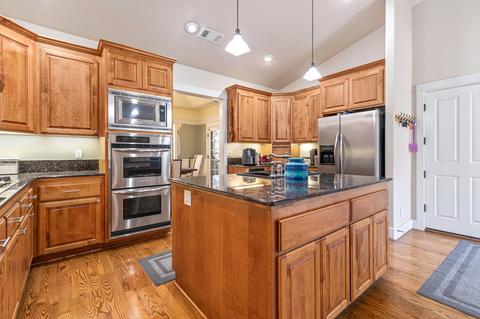 935 Pumpkin Ridge Dr, Eagle Point, OR 97524 photo 2