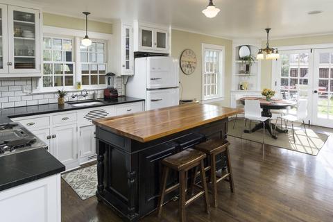 1017 NW Harmon Blvd, Bend, OR 97703 photo 4