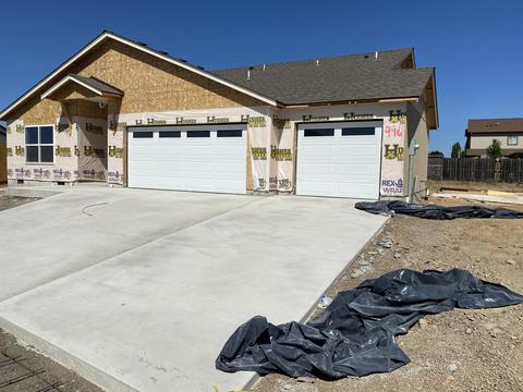 996 Stonewater Dr, Eagle Point, OR 97524 photo 2