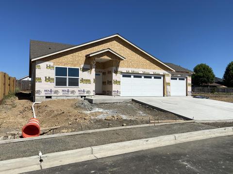 996 Stonewater Dr, Eagle Point, OR 97524 photo 3