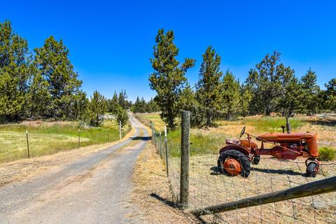 20250 Rogers Rd, Bend, OR 97703 photo 2