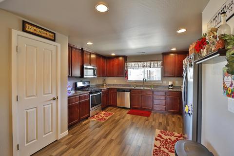 888 Stonewater Dr, Eagle Point, OR 97524 photo 3