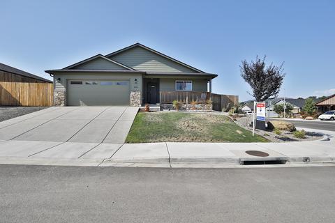 888 Stonewater Dr, Eagle Point, OR 97524 photo 1