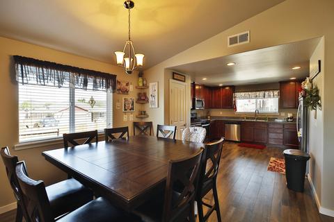 888 Stonewater Dr, Eagle Point, OR 97524 photo 4