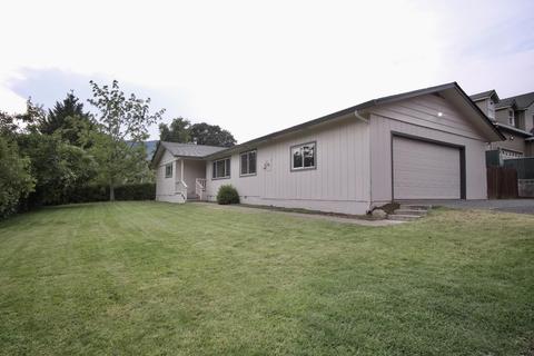 823 3rd St, Rogue River, OR 97537 photo 2