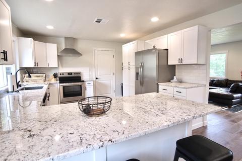 823 3rd St, Rogue River, OR 97537 photo 1