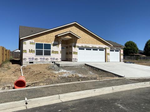 990 Stonewater Dr, Eagle Point, OR 97524 photo 2