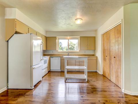 300 W Fifth St, Phoenix, OR 97535 photo 2