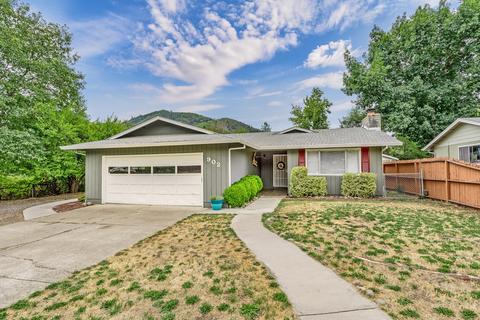902 Third St, Rogue River, OR 97537 photo 1