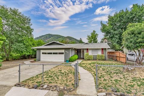 902 Third St, Rogue River, OR 97537 photo 2