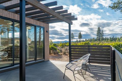 19195 Gateway Loop, Bend, OR 97702 photo 2
