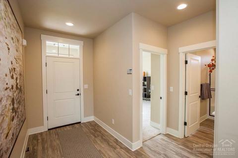 60476 Hedgewood Ln, Bend, OR 97702 photo 2