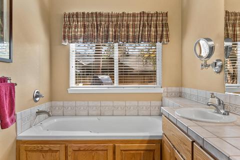 868 SE Shadowood Dr, Bend, OR 97702 photo 13