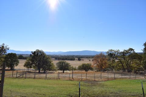 924 Linn Rd, Eagle Point, OR 97524 photo 1