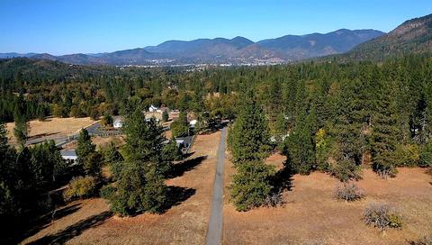 1515 Summit Loop, Grants Pass, OR 97527 photo 2