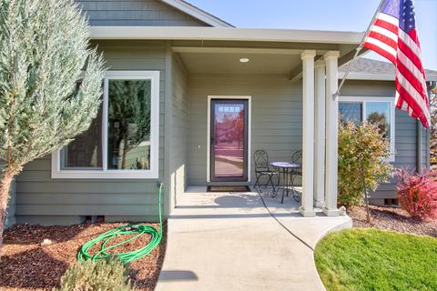 929 Crystal Dr, Eagle Point, OR 97524 photo 2
