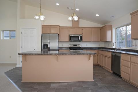 2474 Devonshire Pl, Central Point, OR 97502 photo 3