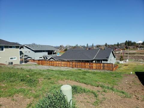135 Hidden Valley Dr, Eagle Point, OR 97524 photo 1