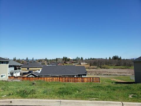 135 Hidden Valley Dr, Eagle Point, OR 97524 photo 3
