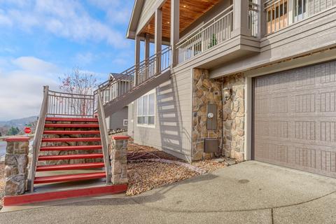 1013 Azure Way, Eagle Point, OR 97524 photo 2