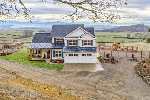 3043 Brophy Rd, Eagle Point, OR 97524 photo 2