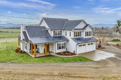 3043 Brophy Rd, Eagle Point, OR 97524 photo 1