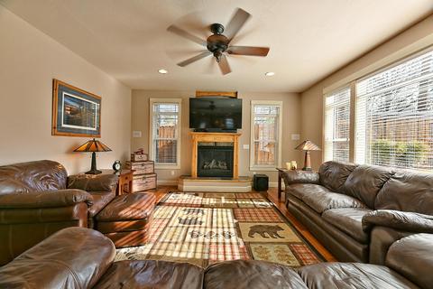 345 Cherry Wood, Eagle Point, OR 97524 photo 4